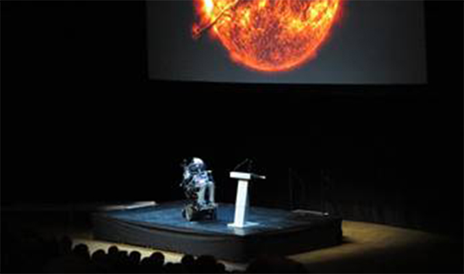 Fyrilestur við Stephen Hawking beinleiðis í Mentanarhúsinum í samstarvi við Televarpið og Carlsberg Grunnin