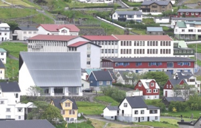 Skúlastýrisvalið bleiv eisini avgreitt ígjár.