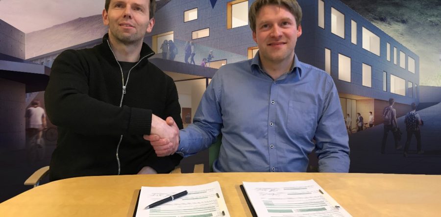 Heildarverk og Fuglafjarðar kommuna skriva sáttmála.