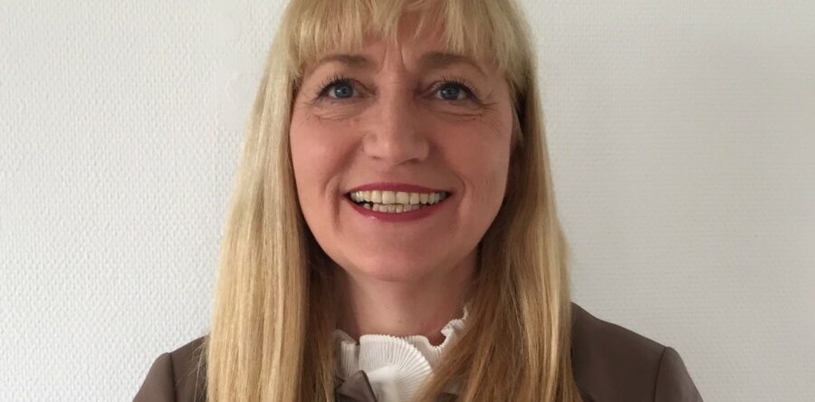 Jónvør Christiansen, sjúkrarøktarfrøðingur og master í geriatriskari sjúkrarøkt, er sett sum dygdarmennari í Nánd.