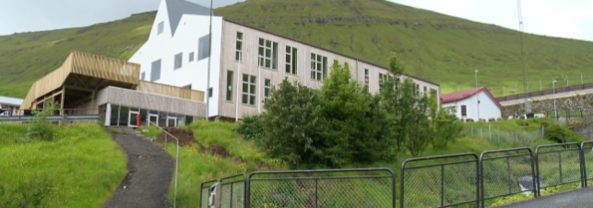 ENDURLÝSING : Trý lærarastørv í Fuglafjarðar skúla