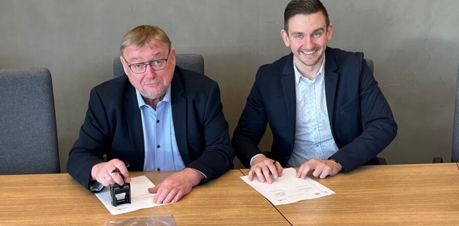 Borgarstjórarnir í Eysturkommunu og Fuglafjarðar kommunu hava í dag undirskriva ískoyti til “Framvit” sáttmálan um skúlasamstarv frá 8. til 10. Flokk.