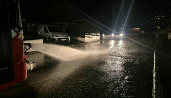 Mirmansvegur stongdur fyri allari gjøgnumkoyring og bileigarar vera bidnir um at flyta bilar av Mirmansvegi !