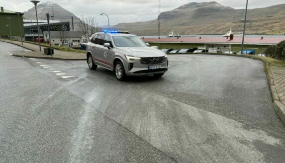 Ávaring um olju á vegnum