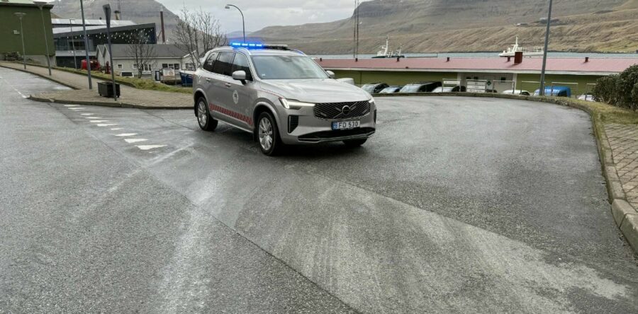 Ávaring um olju á vegnum