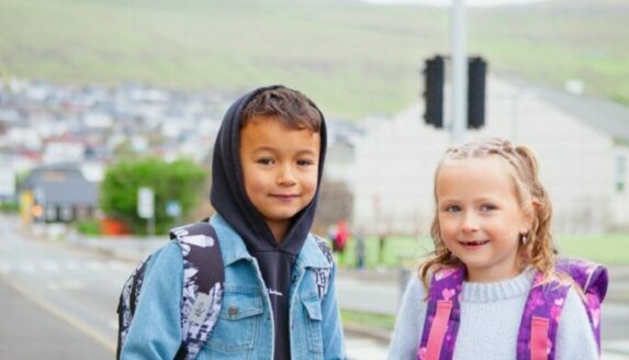 Ragnhild og Lukas eru sera spent, tí skjótt byrja tey í 1. flokki  Ansið væl eftir teimum í ferðsluni – og øllum hinum, sum eisini fara í skúla fyri fyrstu ferð