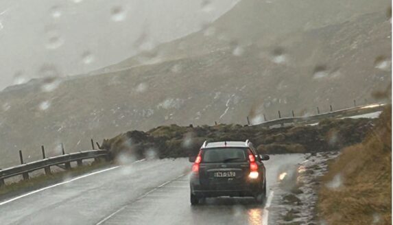 VEGURIN TIL FUGLAFJARÐAR SPERRAÐUR Í LØTUNI
